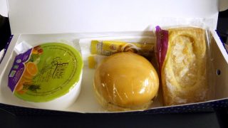 タイ航空　TG117　チェンマイーバンコク　エコノミークラス機内食 オレンジジュース、甘いパン、ハンバーガー