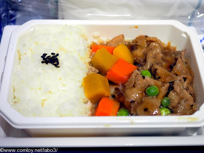 全日空 NH848 成田 - バンコク プレミアムエコノミークラス機内食 豚肉の黒胡椒ソース炒め