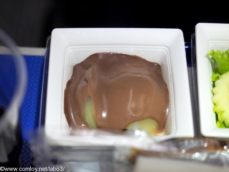 全日空 NH848 成田 - バンコク プレミアムエコノミークラス機内食 デザート 洋梨のコンポートとチョコレートソース