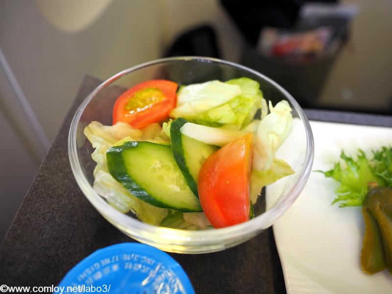 日本航空　JL97 羽田 – 台北（松山）ビジネスクラス機内食 トマトと胡瓜のサラダ　イタリアンドレッシング