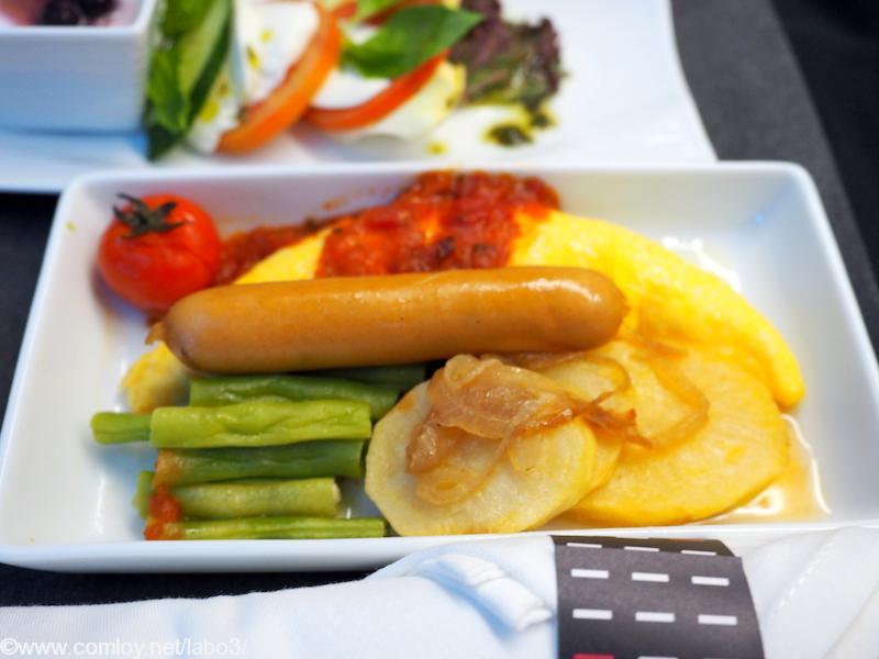日本航空 JL34 バンコク – 羽田 ビジネスクラス機内食 メインディッシュ オムレツ　トマトコンカッセソース添え