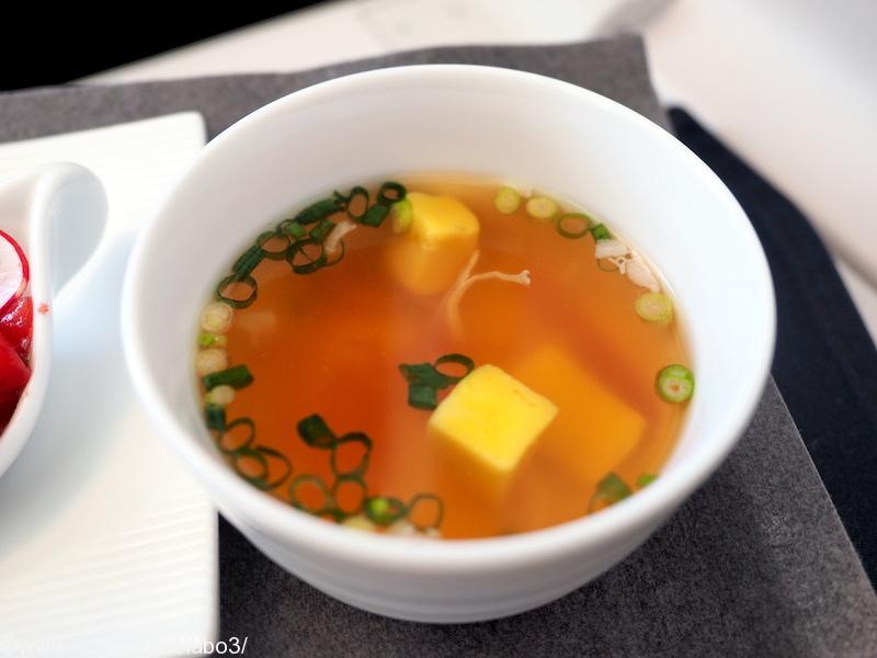 日本航空　JL29 羽田 – 香港 JAL SKY SUITEIIIビジネスクラス機内食 栗麸と生ハムのコンソメスープ
