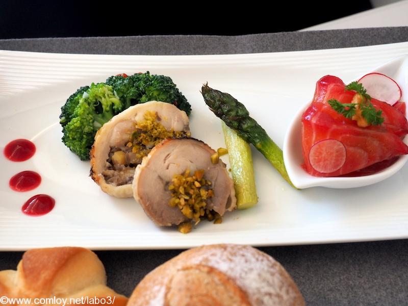 日本航空　JL29 羽田 – 香港 JAL SKY SUITEIIIビジネスクラス機内食 前菜 鶏肉のガランティーヌ　フランポワーズソース サーモンのビーツマリネ