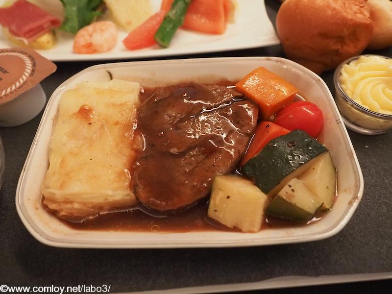 日本航空　JL26　香港 – 羽田　ビジネスクラス機内食 メインディッシュ 牛フィレステーキ　マディラソースとリヨネーズポテト