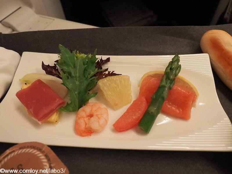 日本航空　JL26　香港 – 羽田　ビジネスクラス機内食 パルマハムと焼きパイナップル 海老のマリネとグレープフルーツ ノルウエースモークサーモンとグリーンアスパラガス