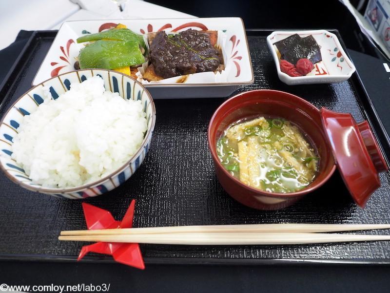 日本航空JL31 羽田 - バンコク ビジネスクラス機内食 台の物 和風タンシチュー 鮭味噌漬け 炊きたてご飯（雪蔵今摺り米） 味噌汁 香の物