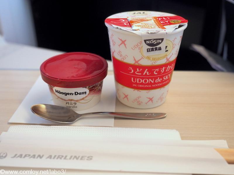 日本航空JL31 羽田 - バンコク ビジネスクラス機内食 ハーゲンダッツアイスと「うどんですかい」