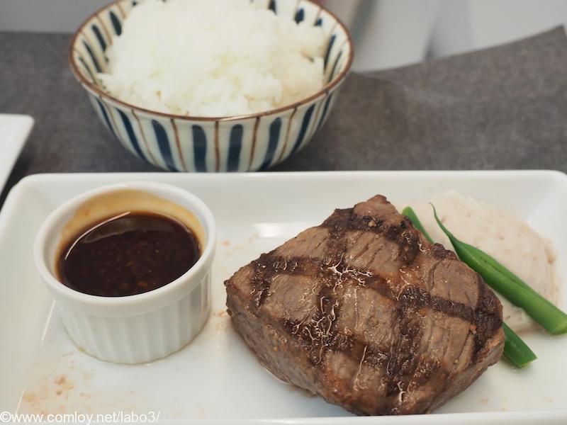 日本航空JL707 成田 – バンコク　ビジネスクラス　機内食 メインディッシュ 和牛サーロインステーキ　グリーンペッパーソース ＆炊きたてご飯