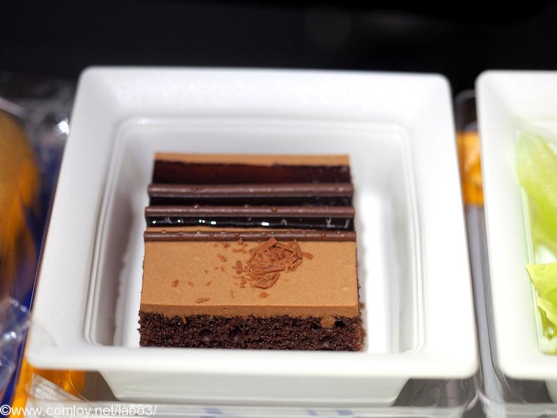 全日空 NH807 成田 - バンコク プレミアムエコノミークラス機内食 デザート チョコレートケーキ