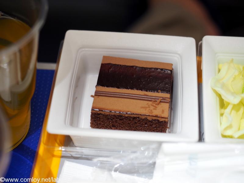 全日空　NH803 　成田 – シンガポール　プレミアムエコノミー　機内食 チョコレートケーキ