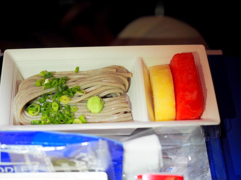 全日空 NH844 シンガポール – 羽田　プレミアムエコノミー 機内食 そばとフルーツ