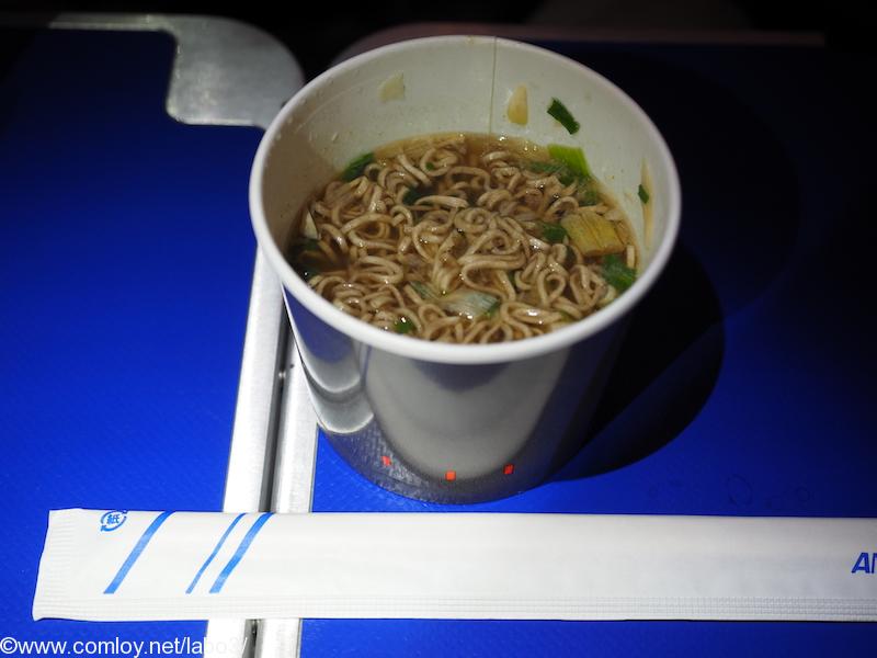 全日空 NH844 シンガポール – 羽田　プレミアムエコノミー 機内食 プレミアムエコノミークラス軽食　カップそば