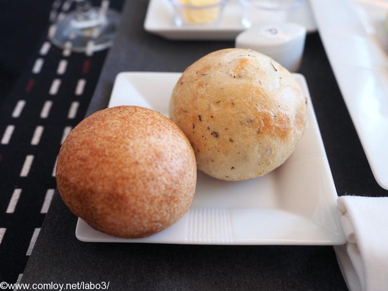 日本航空　JL37　羽田 - シンガポール　ビジネスクラス機内食 メゾンカイザー特製パン ハーブのプチパン コンプレのプチパン