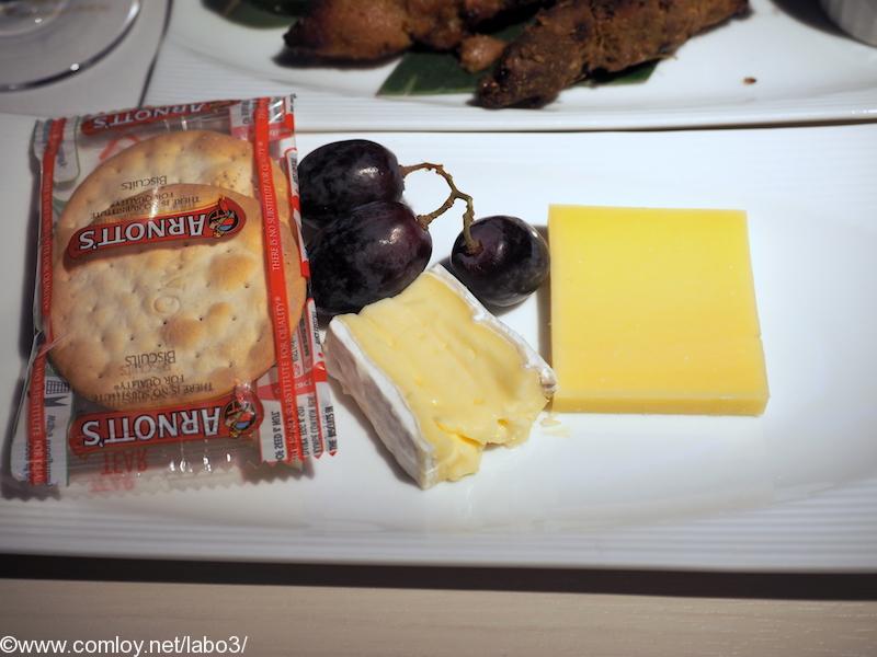 日本航空JL36 シンガポール – 羽田　ビジネスクラス　機内食 チーズの盛り合わせ