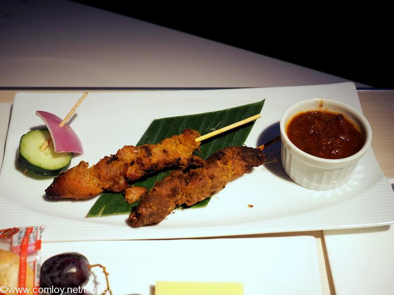 日本航空JL36 シンガポール – 羽田　ビジネスクラス　機内食 おやすみ前の軽食　「サテ」