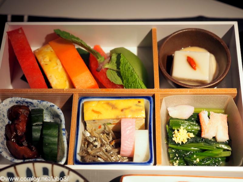 日本航空　JL36 シンガポール - 羽田　ビジネスクラス　機内食 果物盛り合わせ 胡麻豆腐 香の物 蒲鉾　袱紗焼き ほうれん草のお浸し
