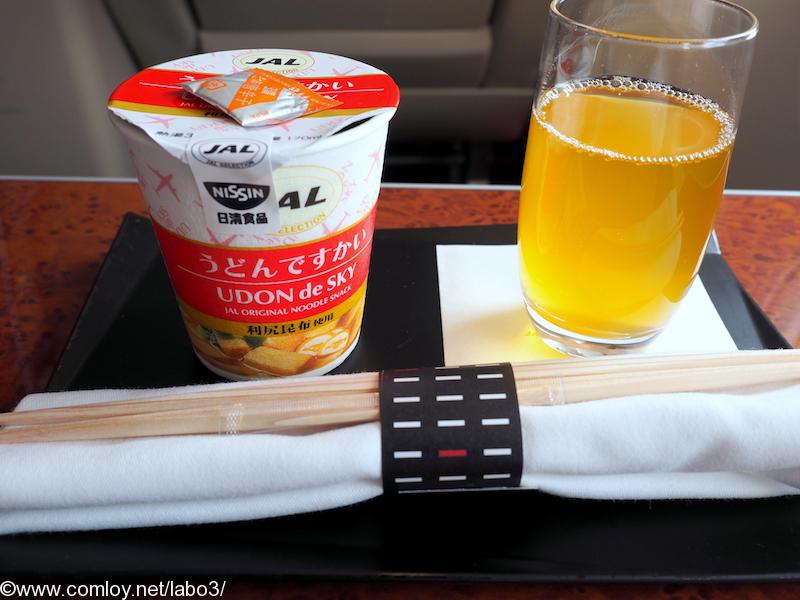 日本航空 JAL915 羽田 – 那覇 ファーストクラス 機内食 うどんですかい