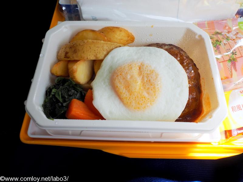全日空 NH853 羽田 - 台北（松山） エコノミークラス 機内食 メイン 洋食屋さんのビーフハンバーグ　フライドエッグ添え