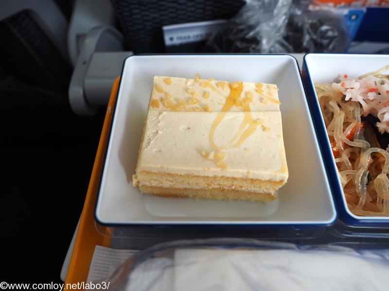 全日空 NH853 羽田 - 台北（松山） エコノミークラス 機内食 デザート カラメルケーキ
