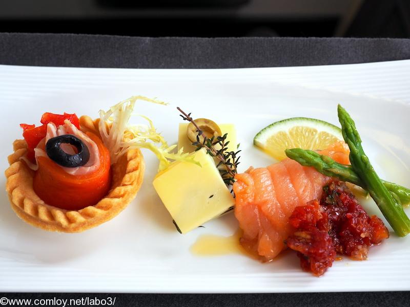 日本航空 JL96 台北（松山） - 羽田 ビジネスクラス 機内食 アペタイザー 赤ピーマンとパルマハムのロール バジルチーズ スモークサーモンロール　ドライトマトペースト添え