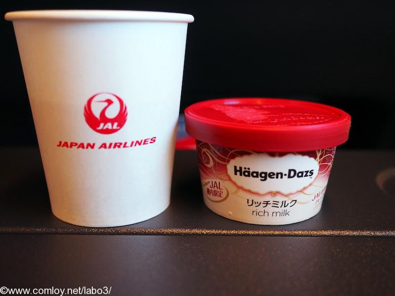 日本航空 JL29 羽田 - 香港 エコノミークラス 機内食 デザート ハーゲンダッツのアイスクリーム