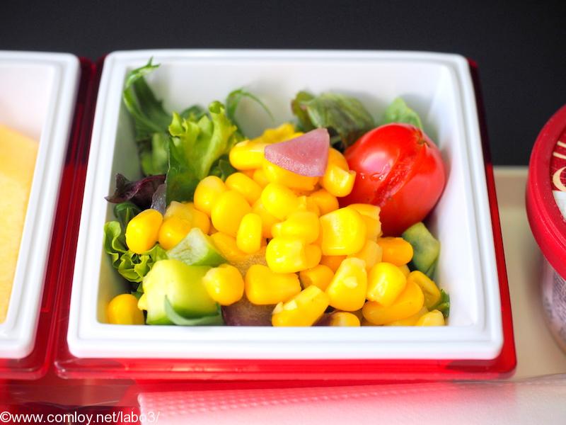 日本航空 JL26 香港 - 羽田 プレミアムエコノミークラス 機内食 フレッシュミックスサラダ