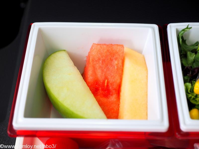 日本航空 JL26 香港 - 羽田 プレミアムエコノミークラス 機内食 フルーツ