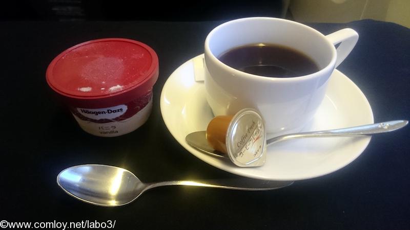 日本航空 JL98 台北（松山）ー羽田 ビジネスクラス機内食 アイスクリームとコーヒー