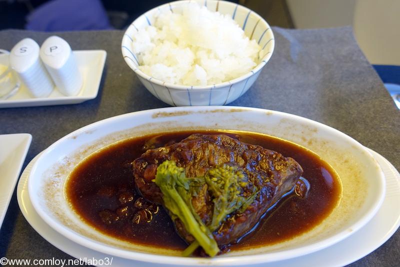 日本航空 JL31 羽田 ー バンコク ビジネスクラス機内食 メインディッシュ 　和牛サーロインステーキのバルサミコソース 　菜の花を添えて