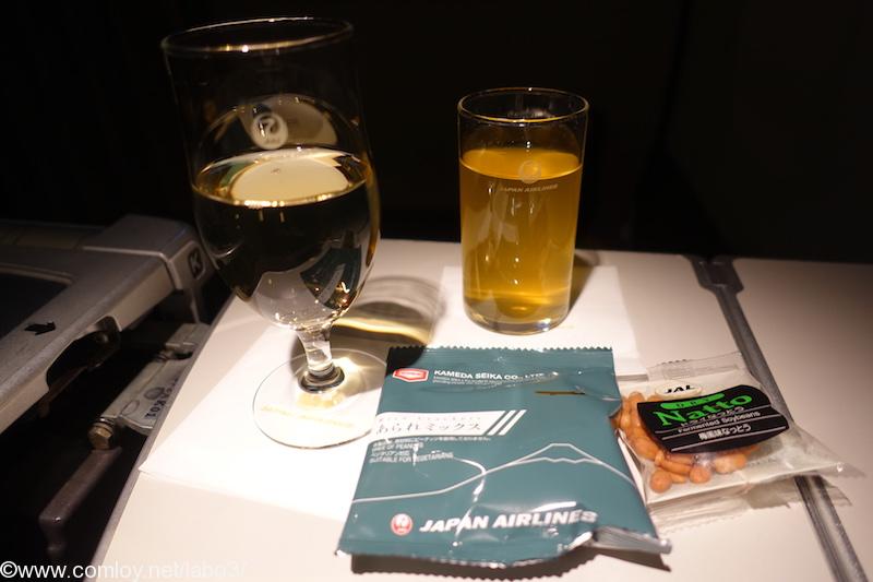 日本航空 JL34 バンコク ー 羽田 ビジネスクラス機内食 シャンパンとスナック