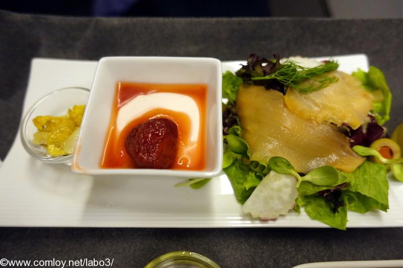 日本航空 JL34 バンコク ー 羽田 ビジネスクラス機内食 ジェノベーゼポテトとスモークサーモンのサラダ ギリシャ風ヨーグルト　ストロベリーソース　グラノーラ添え