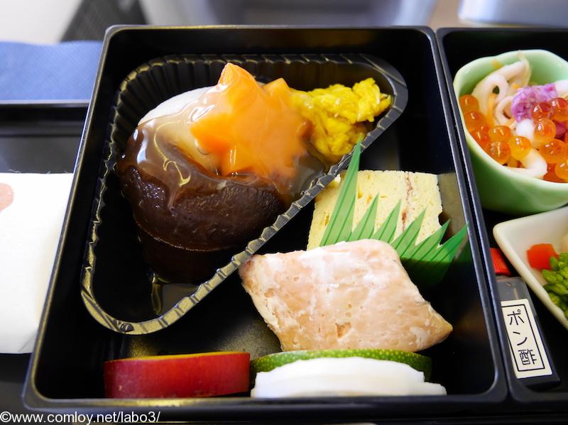 全日空 NH859 羽田 ー 香港 ビジネスクラス機内食 口取り 　海老芋揚げ出し 　みつ巻き玉子