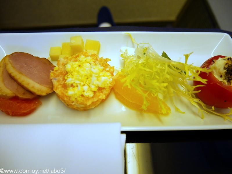 全日空 NH860 香港 ー 羽田 ビジネスクラス機内食 アペタイザー 　蟹のサラダを詰めたトマトカップ 　スモークサーモンのタルタル仕立て 　鴨のスモーク　グリュイエール添え
