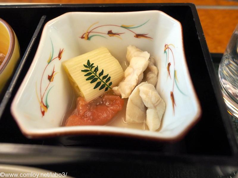 日本航空 JAL914 羽田 – 那覇 ファーストクラス 機内食 小鉢　 　ガンバ（河豚）のガネ炊き　葱　梅干　木の芽