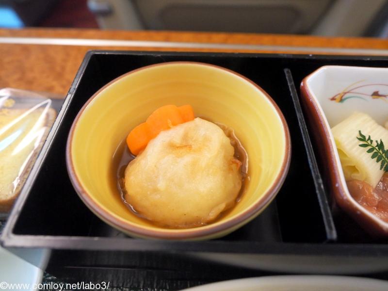 日本航空 JAL914 羽田 – 那覇 ファーストクラス 機内食 小鉢 　ジャガ芋饅頭　梅人参煮　べっ甲あん