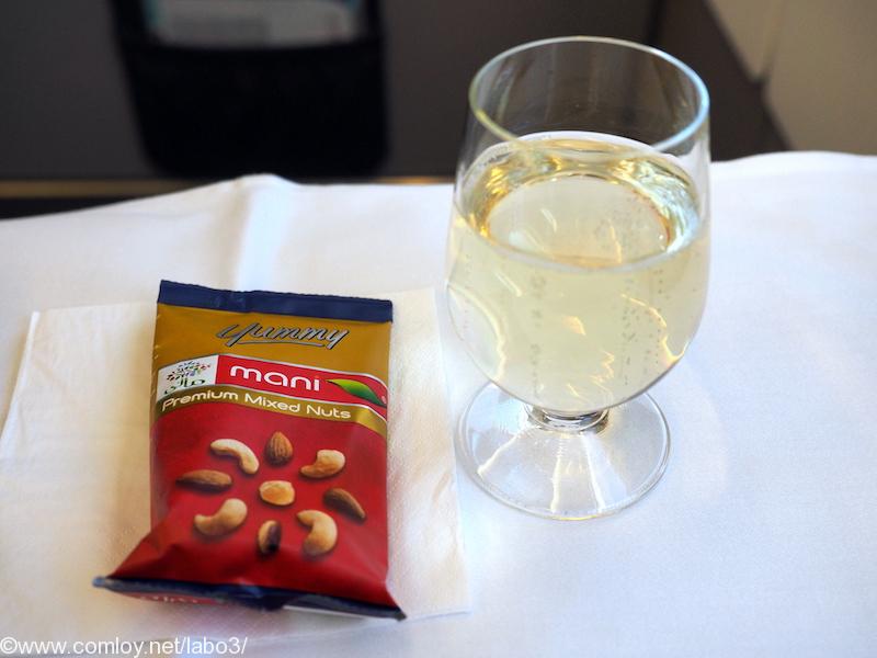 マレーシア航空 MH89 成田 ー クアラルンプール ビジネスクラス機内食 シャンパンとナッツ。
