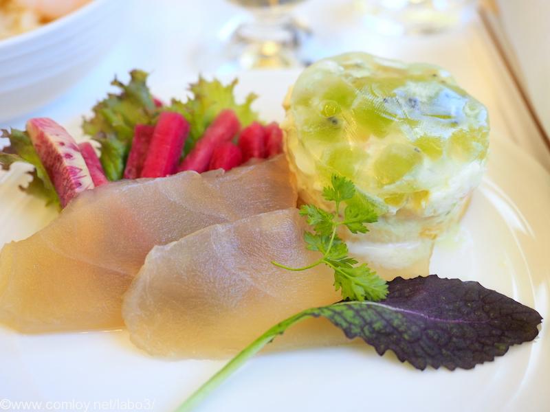 マレーシア航空 MH89 成田 ー クアラルンプール ビジネスクラス機内食 SHRIMP AND AVOCADO TIMBALE Lettuce, smoked tuna and red radish pickle