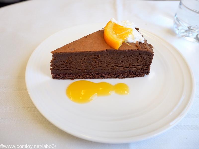 マレーシア航空 MH89 成田 ー クアラルンプール ビジネスクラス機内食 DESSERT Baked chocolate cake with orange sauce