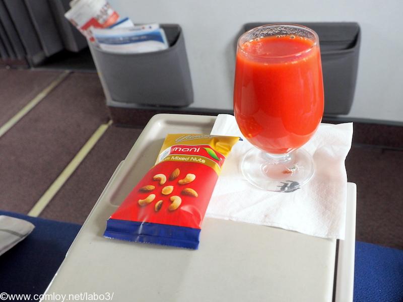マレーシア航空 MH780 クアラルンプール ー バンコク ビジネスクラス機内食 トマトジュースとナッツ