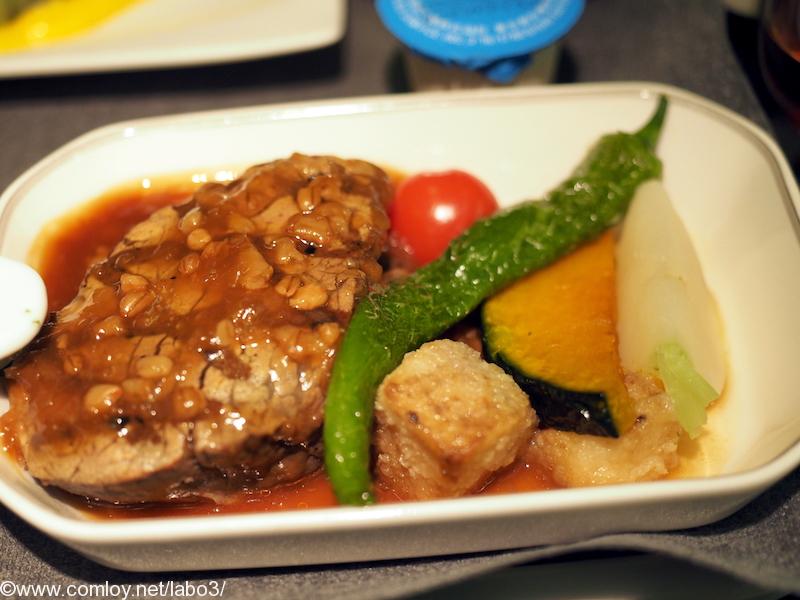 日本航空 JL99 羽田 ー 台北（松山） ビジネスクラス機内食 メインディッシュ 　牛フィレ肉のグリルもろみ味噌のソース