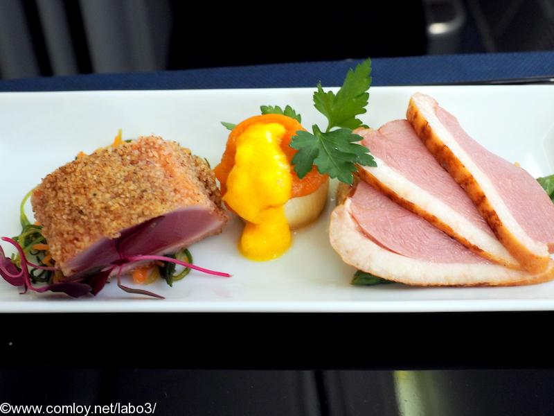 全日空 NH853 羽田 – 台北（松山）ビジネスクラス機内食 アペタイザー テフをまとわせたスモークツナの叩き 合鴨のスモーク
