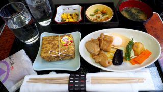 日本航空　JAL906 那覇 - 羽田　ファーストクラス　機内食　全景