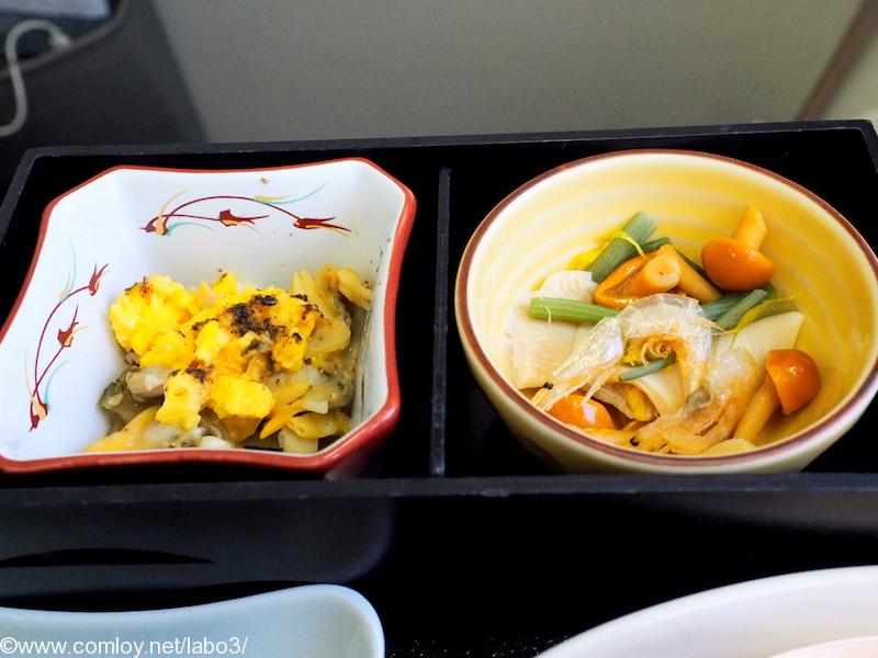 日本航空　JAL906 那覇 - 羽田　ファーストクラス　機内食 小鉢 浅利チャンプルー 白平茸びたし