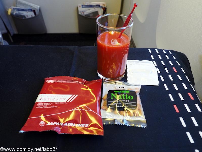 日本航空 JL31 羽田 ー バンコク ビジネスクラス機内食 まずはトマトジュースとおつまみ