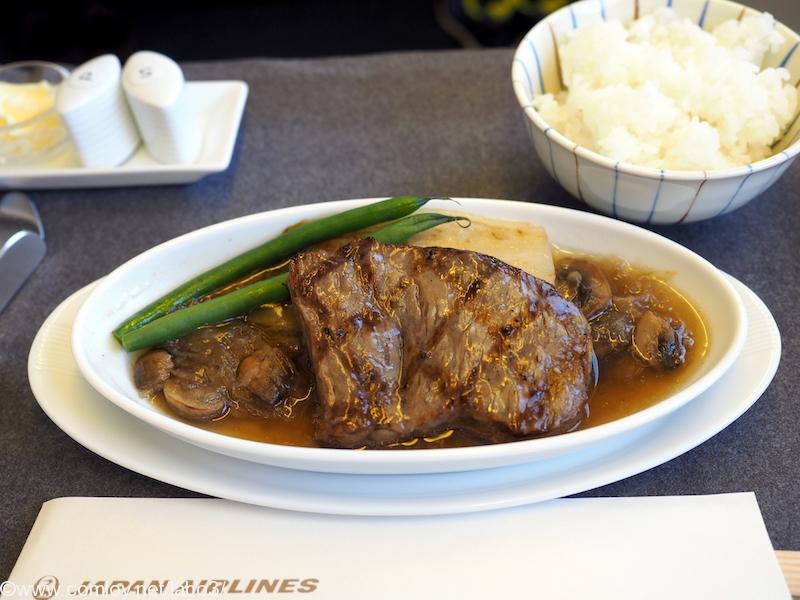 日本航空 JL31 羽田 ー バンコク ビジネスクラス機内食 メインディッシュ 　和牛サーロインステーキの燻製コンソメ　アンディーブ添え