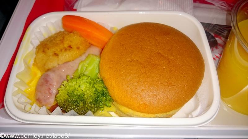 日本航空 JL79 羽田 ー ホーチミン エコノミークラス機内食 ソーセージと少し甘めの暖かいパン