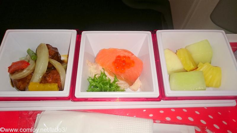 日本航空 JL79 羽田 ー ホーチミン エコノミークラス機内食 小鉢のフルーツとお惣菜各種