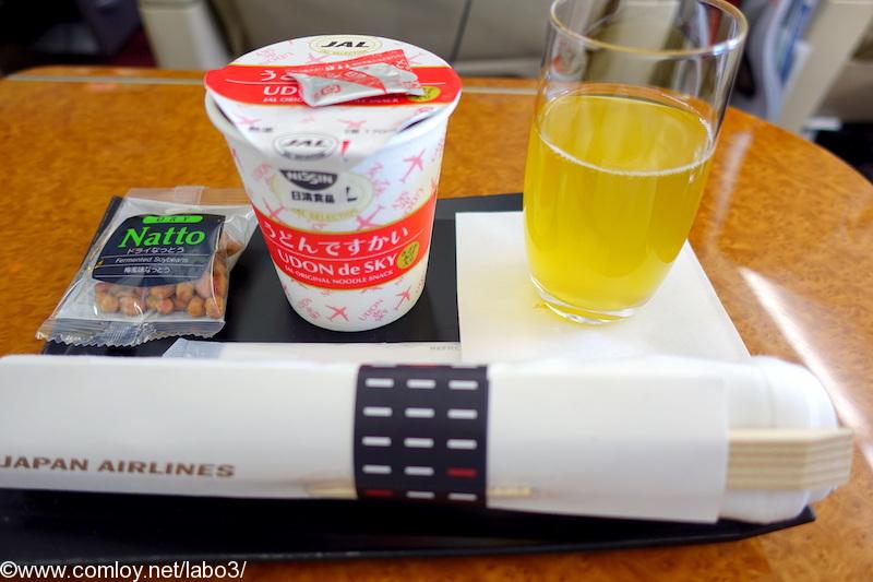 日本航空 JAL915 羽田 - 那覇 国内線ファーストクラス機内食 うどんですかい