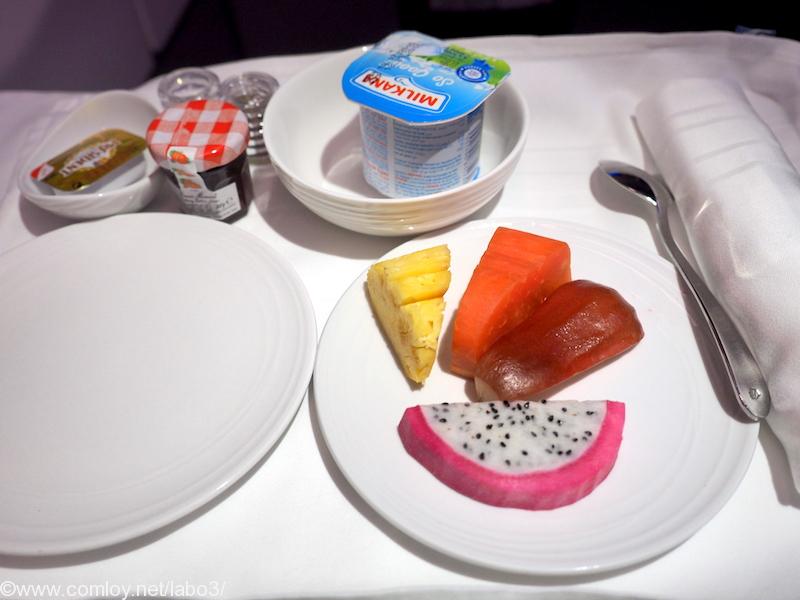 マレーシア航空 MH88 クアラルンプール - 成田 ビジネスクラス機内食　 Breakfast STARTERS FRESH FRUITS YOGHURT