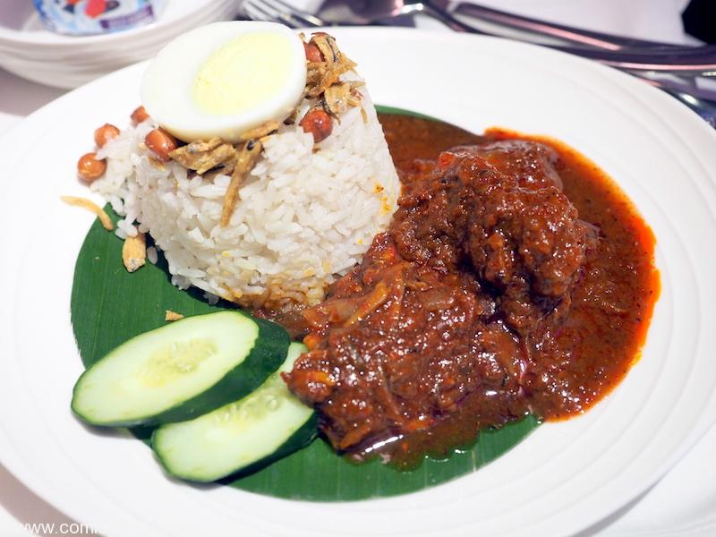 マレーシア航空 MH88 クアラルンプール - 成田 ビジネスクラス機内食　 MAIN COURCE MALAYSIAN FAVOURITES NASI LEMAK Coconut rice, ikan bilis and prawn sambal and traditional accompaniments 